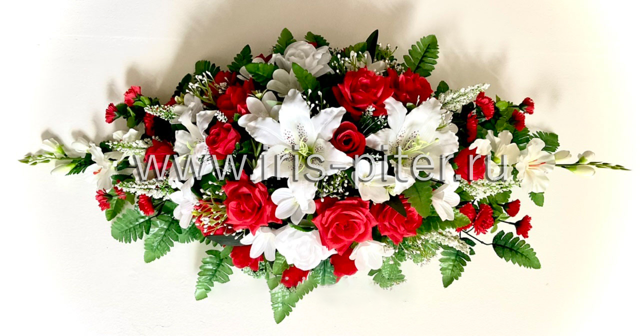 Композиция на гроб с розами и лилиями