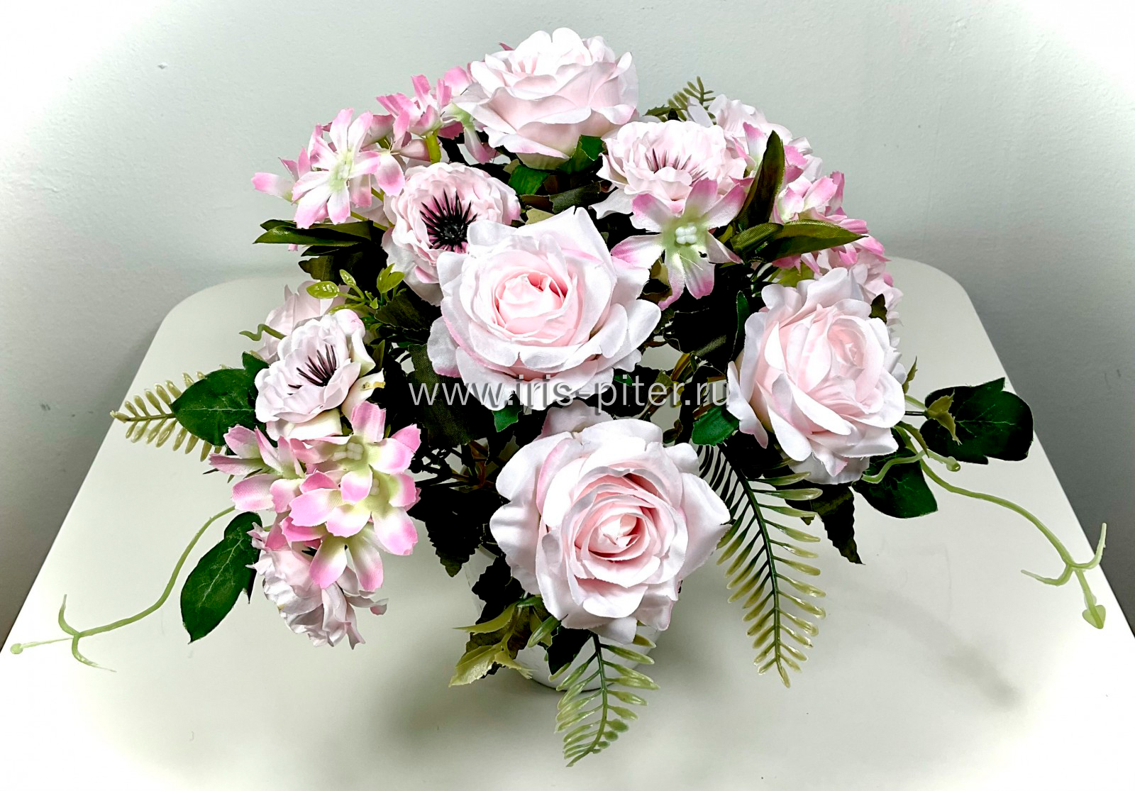 Цветочная композиция с розой в горшке розовая