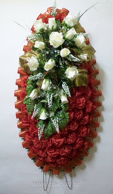 Венок большой асимметричный с гвоздикой