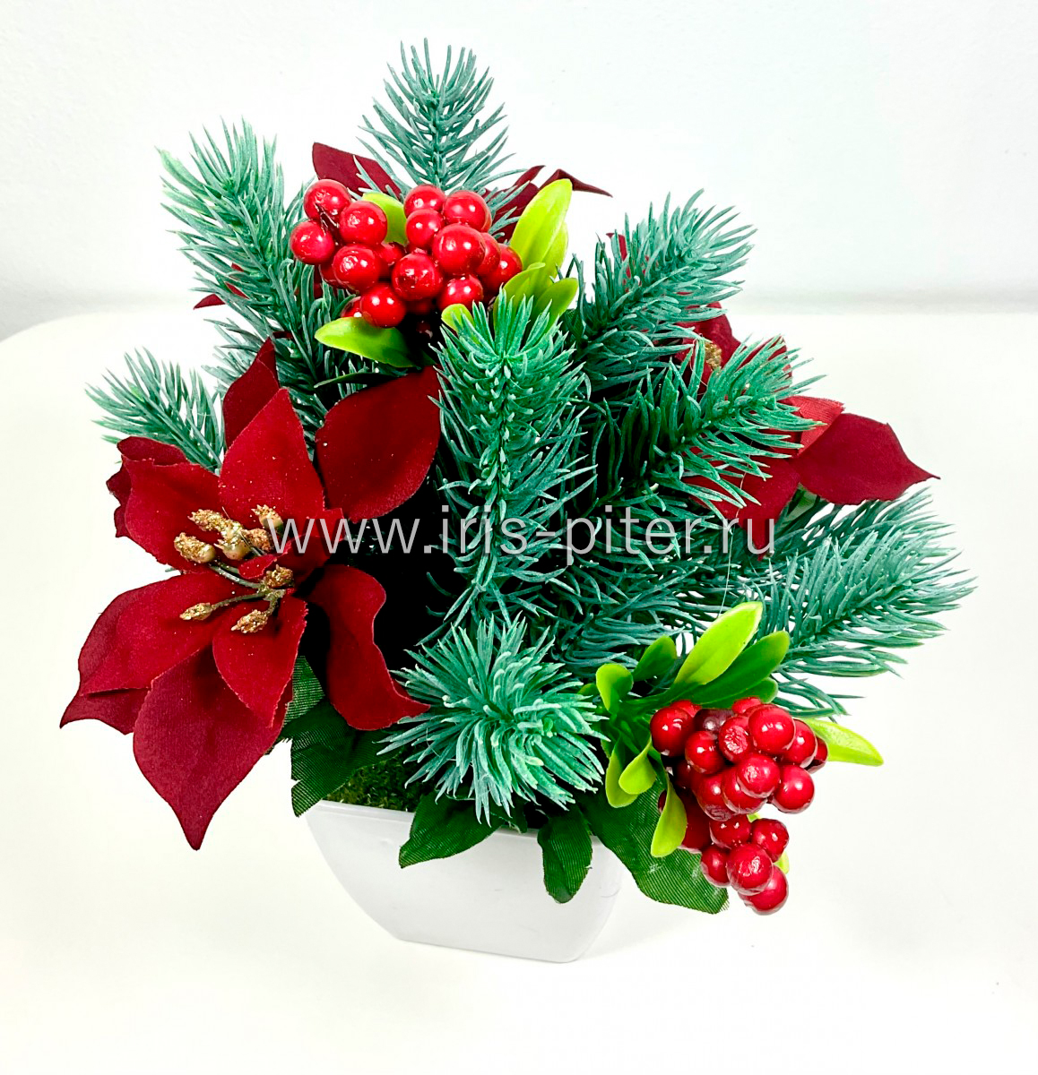 Елочка с пуансеттией и ягодами в горшке