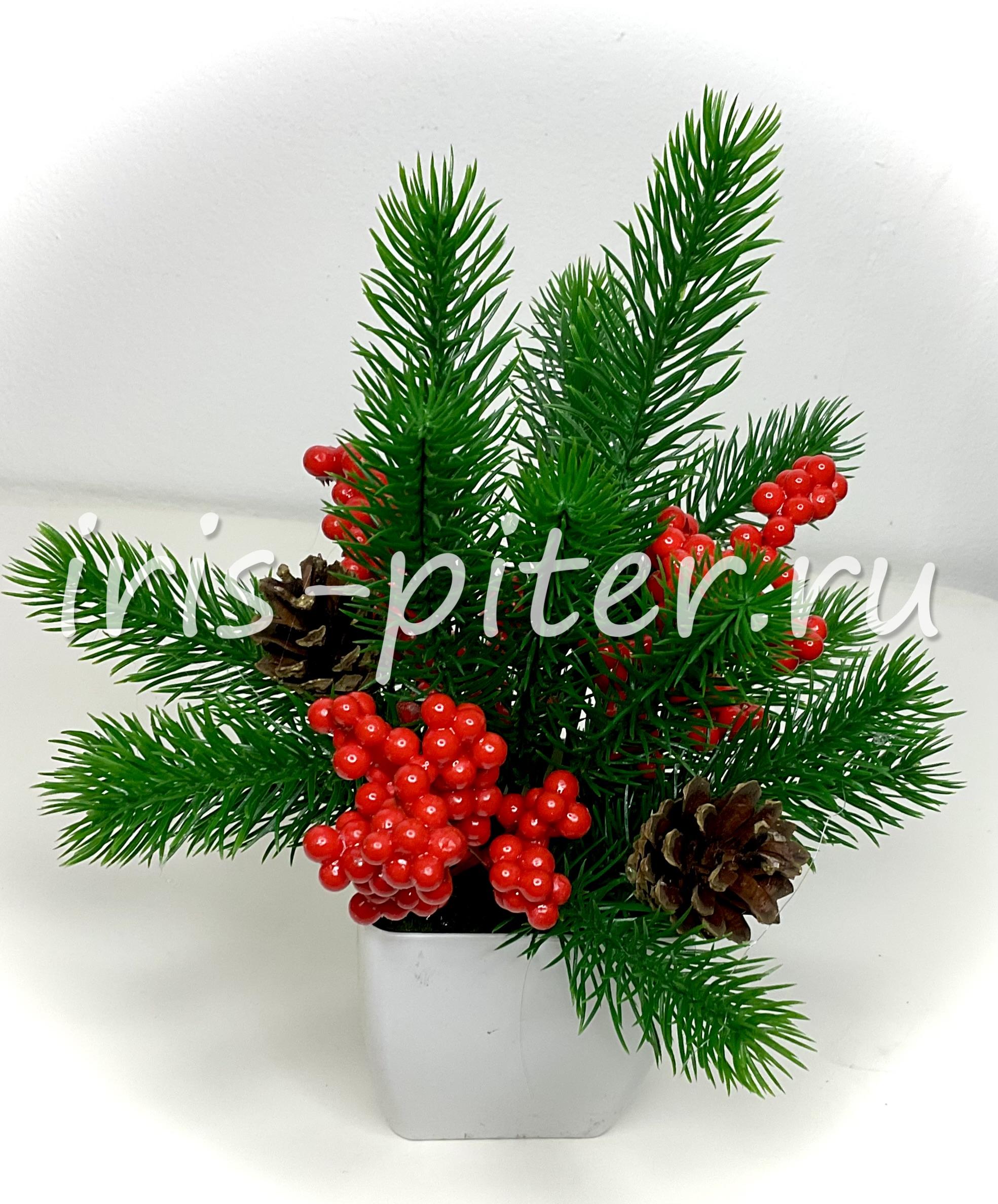 Кашпо с елочкой и ягодами