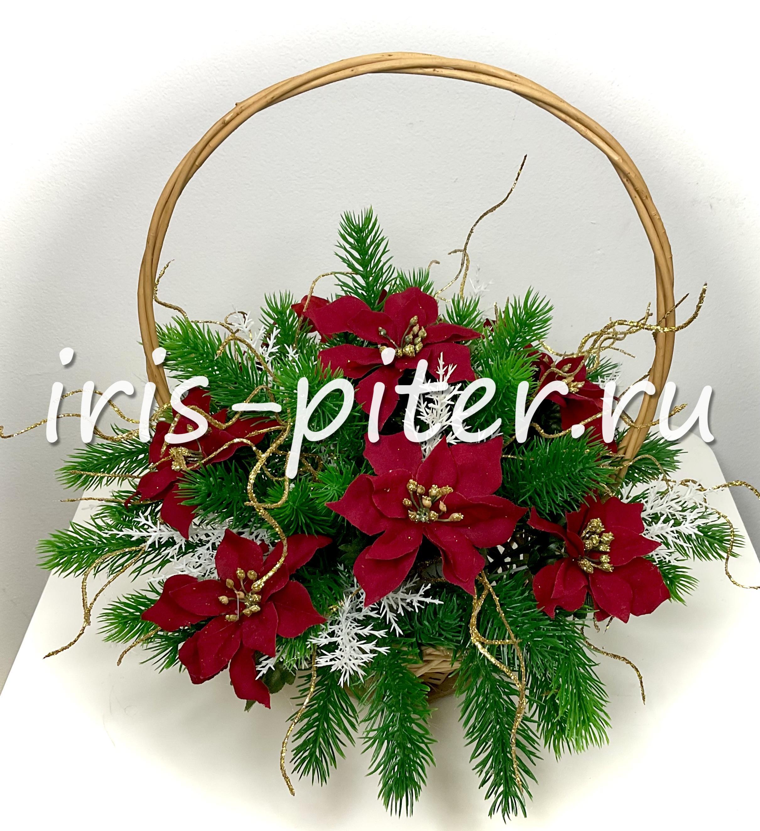 Корзинка с елочкой и пуансеттией